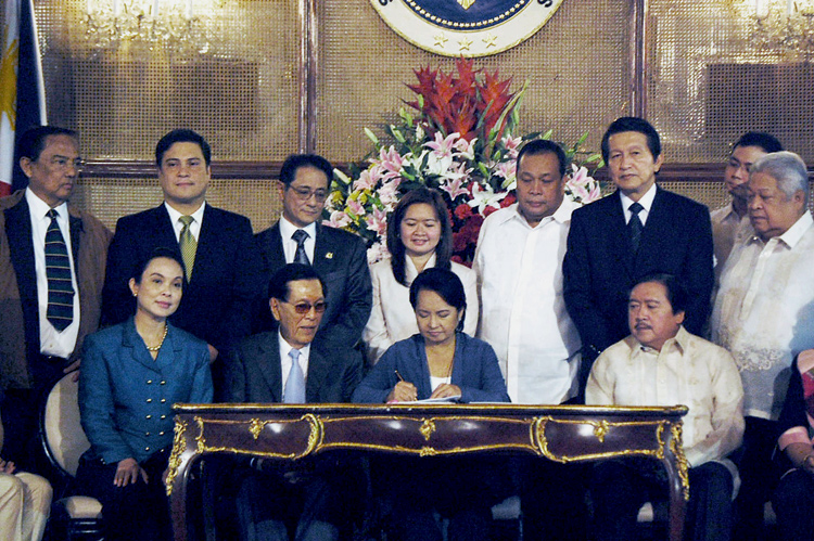 Lawmakers flank President Arroyo as she signed the Climate Change Act of 2009 last Oct. 23, 2009 at Malacanan Palace. (Photo courtesy of the Office of the Press Secretary)