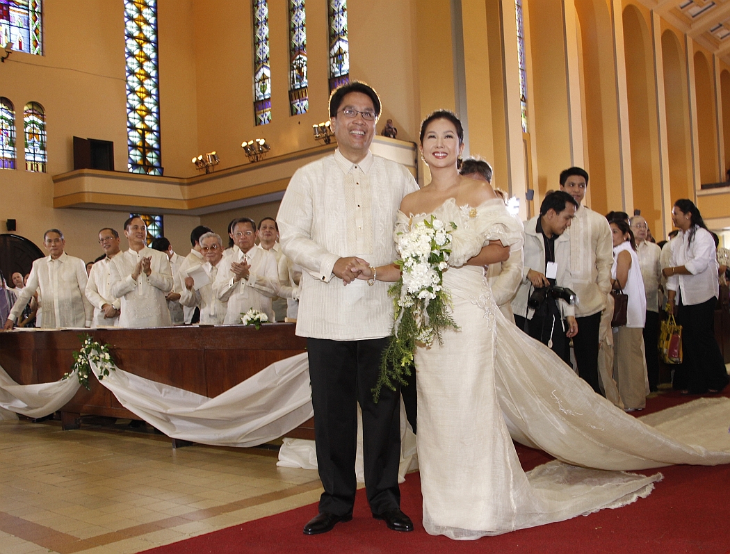 Sen. Mar Roxas II and bride Korina Sanchez pose for a photo at Santo Domingo Church