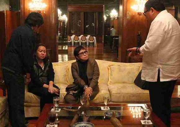 PDAF scammer Janet Lim Napoles surrendered to Aquino at Malacanang. (Photo from GMA News)