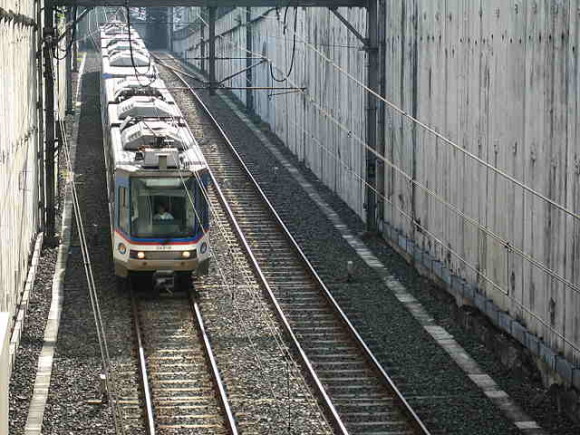 "MRT-3 Manila train towards Ayala Station" by Mithril Cloud via Wikimedia Commons 