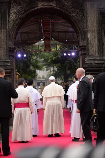 The Holy Father stands at the iconic Arch of the Centuries in the University of the Sto. Tomas (UST) to meet with religious leaders, Jan. 18, 2015. (Photo: Dominic Barrios)
